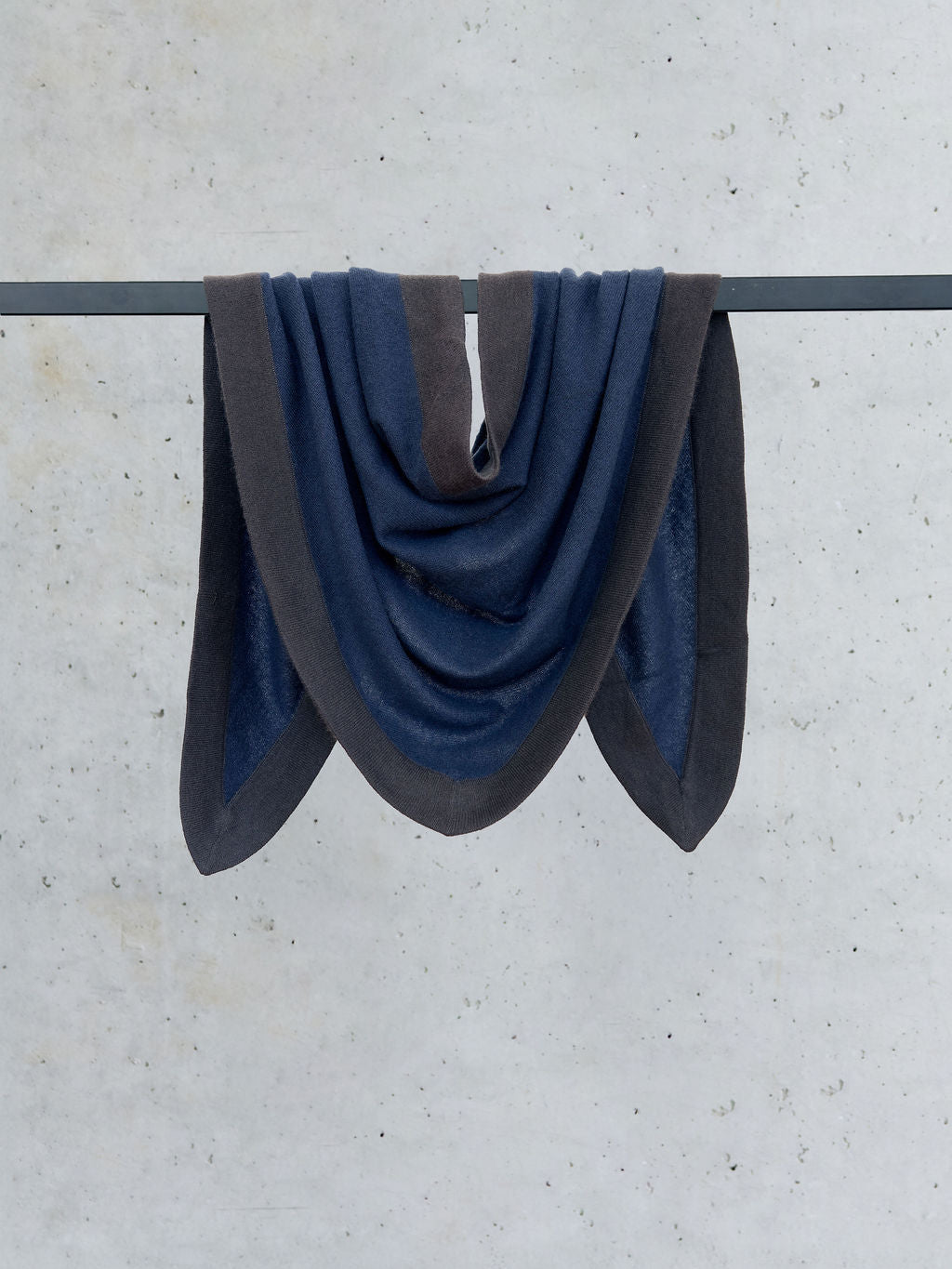 Triangle navy/dunkelgrau