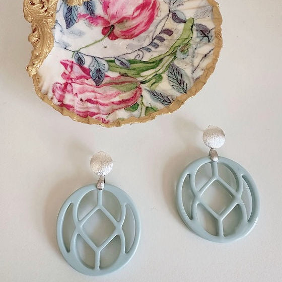 Horn-Ohrringe „Ranunkel“ hellblau