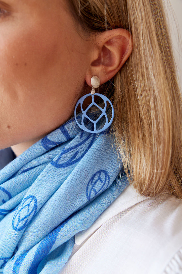 Horn-Ohrringe „Ranunkel“ blau