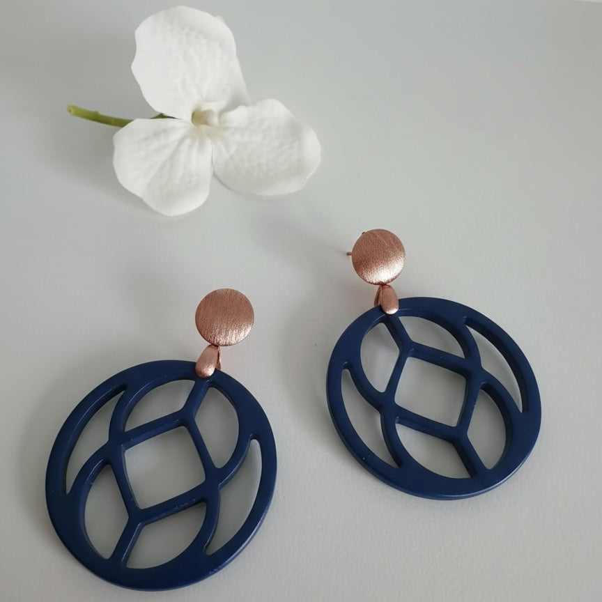 Horn-Ohrringe „Ranunkel“ dunkelblau